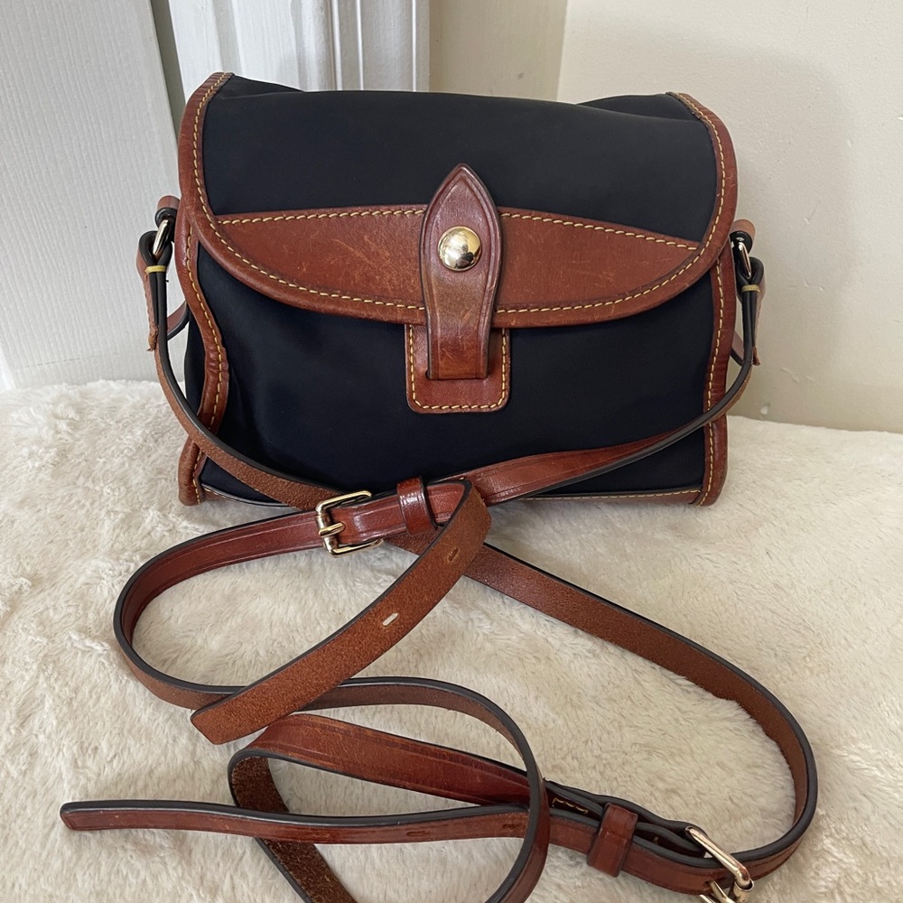Dooney and Bourke shoulder Bag GUC